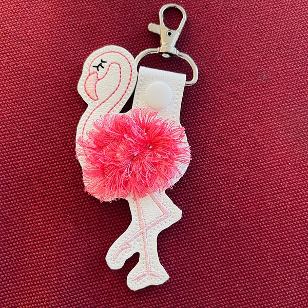 Schlüsselanhänger Flamingo im Stickrahmen Stickrahmen ITH Projekt Stickdatei Schlüsselanhänger flauschiger rosa Vogel Taschenanhänger