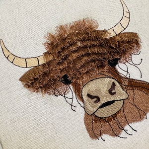 Grande mucca Highland con frange 2023, razza scozzese, bovini rustici, disegni da ricamo a macchina, frange soffici ITH nel telaio, dolce fattoria casa
