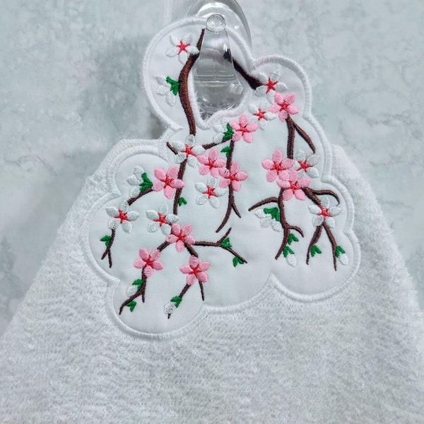 Fleur de cerisier fleurs florales branche serviette suspendue serviette de bain dans le cerceau motif de broderie machine ITH projet Cintre pour serviette