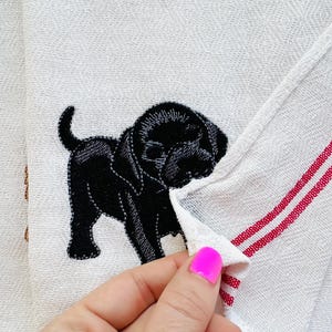 Może przedstawiać: Rustykalny drewniany szyld z napisem "Welcome to our home" w białych literach. Szyld ma postarzaną powierzchnię i prosty, zachęcający design, idealny do dekoracji drzwi wejściowych.