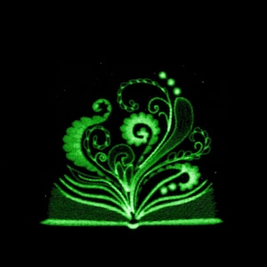 Puede incluir: Ilustración de un libro abierto verde brillante con diseños florales y remolinos sobre un fondo negro. El diseño presenta elementos verdes brillantes detallados, creando un contraste llamativo.