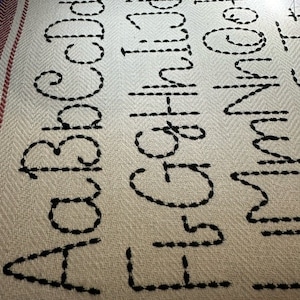 Debe tener diseños de bordado de máquina FONT con efecto de puntada a mano en tamaños variados, mini letras del alfabeto, monograma para bebés, nombre para niños, puntada de semilla BX