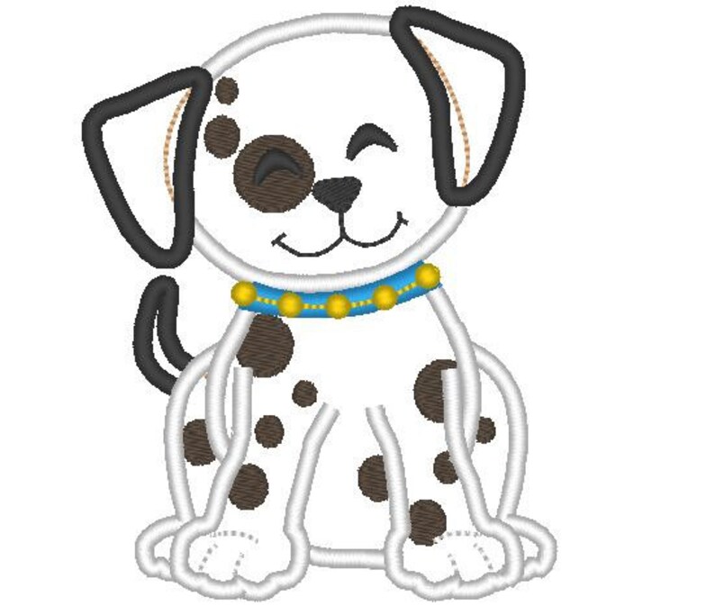 Op de afbeelding: Een wit-zwarte dalmati&euml;r puppy met bruine ogen en een blauwe halsband met gouden kralen. De puppy zit met gekruiste poten en heeft een gelukkige uitdrukking op zijn gezicht.