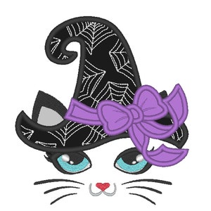 Puede incluir: Un gato blanco con ojos azules que lleva un sombrero de bruja negro con un lazo morado. El sombrero tiene un patrón de telaraña.