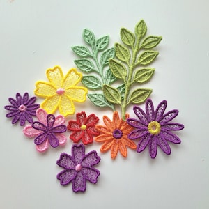 Collezione di fiori di pizzo delicati Encanto Mini SET di 5 mini fiori e foglie floreali FSL disegni per ricamo a macchina in pizzo autoportante
