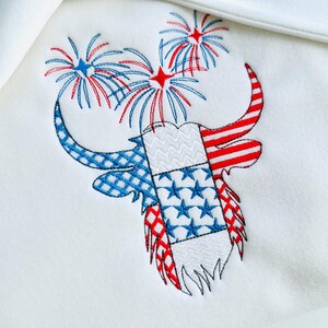 Lapptäcke med höglandsko, tjur, gårdsdjur, mönstrade konturer och fyrverkerier, patriotiska maskinbroderimönster, storlekar 4 upp till 7 tum, 4 juli