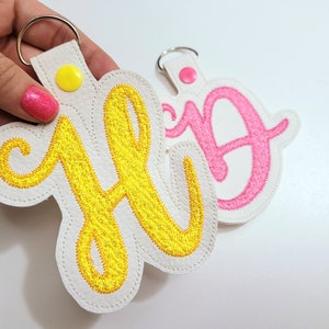 Gran imitación chenille inicial Monogram A-Z llavero snap pestaña en el aro ITH llavero bolsa etiqueta llavero diseños de bordado de máquina para aro 5x7