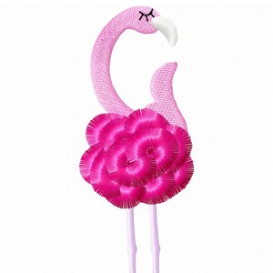 Może przedstawiać: Haftowany wz&oacute;r przedstawiający r&oacute;żowego flaminga z białym dziobem i oczami. Flamingo stoi na dw&oacute;ch nogach z głową odchyloną do tyłu. Wz&oacute;r ma około 11,4 cm wysokości i 4,3 cm szerokości.