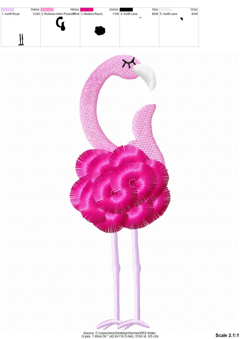 Może przedstawiać: Haftowany wz&oacute;r przedstawiający r&oacute;żowego flaminga z białym dziobem i oczami. Flamingo stoi na dw&oacute;ch nogach z głową odchyloną do tyłu. Wz&oacute;r ma około 11,4 cm wysokości i 4,3 cm szerokości.