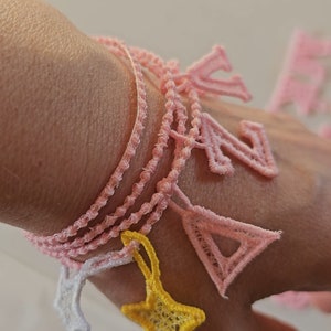 Pulsera de amistad con bordado de encaje FSL con letras griegas, perfecta para fraternidades, hermandades y equipos deportivos, diseños de bordado a máquina