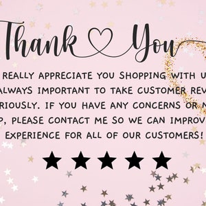 Op de afbeelding: Een roze achtergrond met gouden glitter en witte sterren. De tekst "Thank You" is geschreven in zwarte cursieve letters met een hartje tussen de woorden. De tekst eronder luidt "We really appreciate you shopping with us. It is always important to take customer reviews seriously. If you have any concerns or need help, please contact me so we can improve the experience for all of our customers!" Vijf zwarte sterren staan onder de tekst.