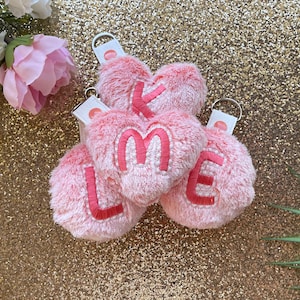 Chaveiro Minky Fur Fofo Bola e Coração Aba de pressão Chaveiro Charme Monograma A-Z no bastidor ITH Chaveiro Etiqueta de bolsa Desenhos de bordado à máquina 4x4
