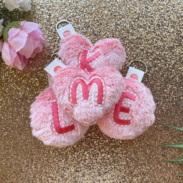 Porte-clés boule et coeur duveteux en fourrure minky charms porte-clés monogramme de A à Z dans le cerceau ITH porte-clés étiquette de sac motifs de broderie 4 x 4