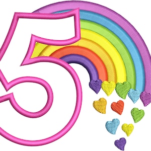 Puede incluir: Un número cinco rosa con un arcoíris y corazones. El arcoíris tiene rayas moradas, azules, verdes, amarillas, naranjas y rojas. Los corazones son de los colores del arcoíris.
