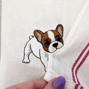 K&ouml;nnte beinhalten: Ein Set aus drei Keramikbechern mit gesprenkelter, matter Oberfl&auml;che. Die Becher sind in Creme-, Hellgrau- und Dunkelgraut&ouml;nen gehalten. Jeder Becher hat ein schlichtes, minimalistisches Design und einen abgerundeten Henkel.