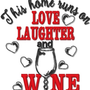 K&ouml;nnte beinhalten: Dieses Zuhause l&auml;uft auf Liebe, Lachen und Wein. Der Text ist in Rot und Schwarz mit einer Schwarzwei&szlig;illustration eines Weinglases.