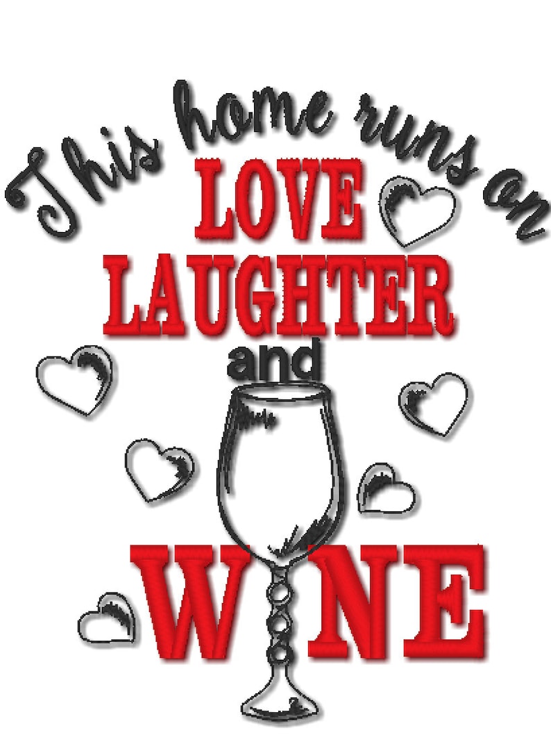 K&ouml;nnte beinhalten: Dieses Zuhause l&auml;uft auf Liebe, Lachen und Wein. Der Text ist in Rot und Schwarz mit einer Schwarzwei&szlig;illustration eines Weinglases.