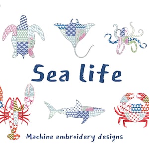 Peut inclure: Motifs de broderie machine représentant une variété de vie marine colorée, notamment une tortue, une raie manta, un poulpe, un homard, un requin et un crabe. Chaque motif est composé de motifs de patchwork dans des tons de bleu, rose, rouge et jaune.