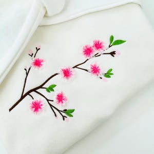 フリンジ付き桜の枝桜の花ふわふわのフリンジ花の機械刺繍デザイン、すぐにダウンロード可能、ふわふわの花のサイズは6～9インチ