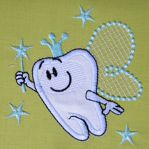 Może przedstawiać: Biały ząb z koroną i skrzydłami, trzymający niebieską różdżkę z gwiazdą na górze. Ząb się uśmiecha i ma czarne oczy. Wokół zęba rozrzucone są niebieskie gwiazdy.
