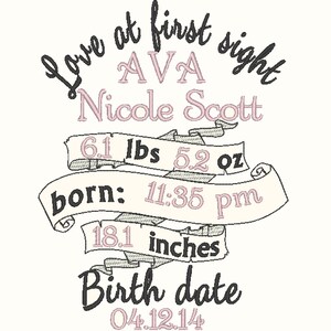 Op de afbeelding: Een zwart-wit geillustreerde banner met de tekst "Love at first sight" en "Birth date" in een cursief lettertype. De banner bevat ook de naam "AVA Nicole Scott", de geboortegegevens "6.1 lbs 5.2 oz, geboren: 11:35 pm, 18.1 inches" en de datum "04.12.14".