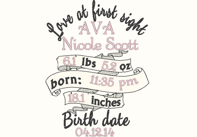Op de afbeelding: Een zwart-wit geillustreerde banner met de tekst "Love at first sight" en "Birth date" in een cursief lettertype. De banner bevat ook de naam "AVA Nicole Scott", de geboortegegevens "6.1 lbs 5.2 oz, geboren: 11:35 pm, 18.1 inches" en de datum "04.12.14".