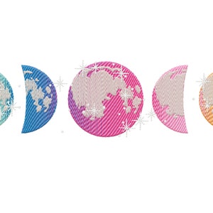 Könnte beinhalten: Fünf gestickte Mondphasen in einer Reihe, mit einem Vollmond in der Mitte. Die Mondphasen sind in Grün-, Blau-, Rosa- und Orangetönen gehalten.