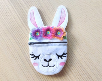 Può includere: Porta monete a forma di lama in feltro bianco con chiusura a zip e corona di fiori. Il lama ha occhi, naso e bocca ricamati.