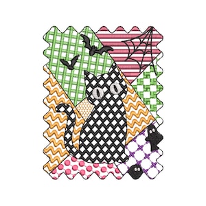 Op de afbeelding: Een Halloween-patch met een zwarte kat met ruitpatronen, vleermuizen, een spinnenweb en een spin. De achtergrond is een patchwork van verschillende patronen en kleuren, waaronder groen, roze en oranje.