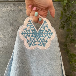 Toalha de banho congelada com floco de neve de Natal, furo pendurado na máquina de aro, designs de bordado, projeto ITH, cabide de toalha, ideia de presente para crianças