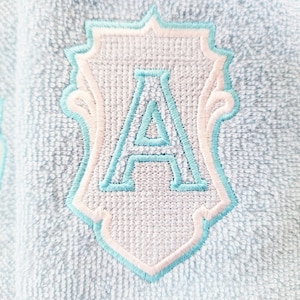 Toalla de felpa en relieve enmarcada monograma SET letras A-Z y diseños de bordado de máquina en forma de marco para aro 4x4, idea de regalo de cumpleaños del novio de la boda
