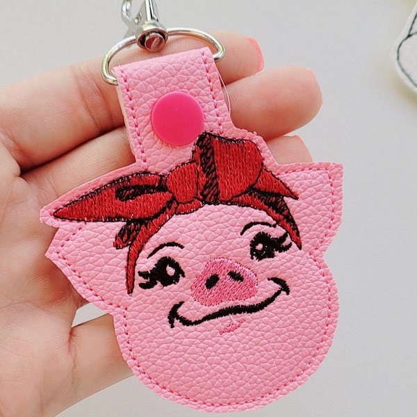 Cochon avec bandana tête de porcelet ITH porte-clés onglet pression motifs de broderie machine porte-clés feutre dans le cerceau 4 x 4 fille de ferme cochon mignon