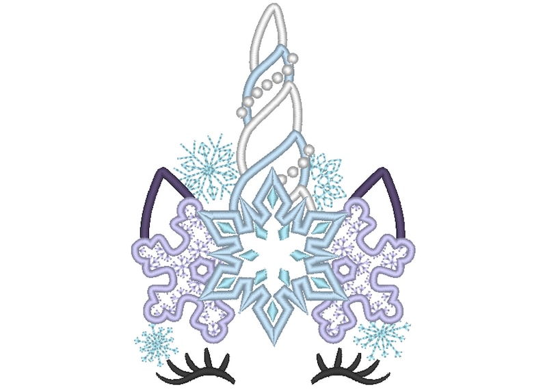 Op de afbeelding: Een wit eenhoornhoofd met een blauw en paars sneeuwvlokkenontwerp. De eenhoorn heeft een spiraalvormige hoorn met witte en blauwe kralen. De ogen van de eenhoorn zijn gesloten.