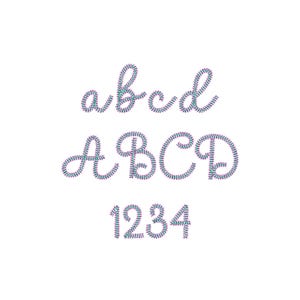 Puede incluir: Sobre un fondo blanco, se muestran las letras min&uacute;sculas y may&uacute;sculas A, B, C, D, junto con los n&uacute;meros 1, 2, 3 y 4. Las letras y los n&uacute;meros est&aacute;n en cursiva y est&aacute;n hechos de peque&ntilde;as cuentas de colores.