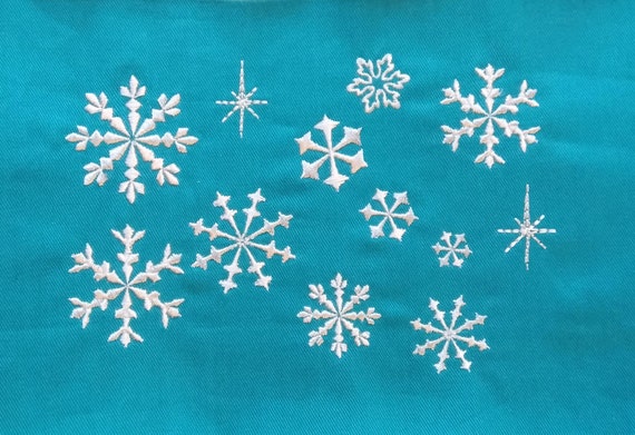 5 つの雪の結晶と 1 つのキラキラ / 輝き - 機械刺繍デザイン 6 つの単