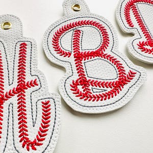 Baseball Stich Sport Monogramm handgeschriebene Schrift Öse und Schlüsselanhänger Snap Tab im Rahmen ITH Stickmaschine Stickmuster Schlüsselanhänger Geschenkidee