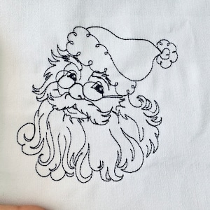 Pode incluir: Desenho de linha preto e branco do rosto do Papai Noel com barba encaracolada e chapéu.