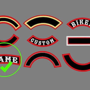Puede incluir: Un conjunto de ocho parches bordados en negro y rojo con letras blancas. Los parches tienen forma de semicírculos y rectángulos. Los parches incluyen las palabras "Biker", "Custom" y "Name".
