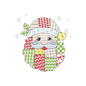 Puede incluir: Un diseño colorido de la cara de Papá Noel con un patrón de patchwork. El gorro de Papá Noel es rojo y blanco, y su barba está formada por varios cuadrados estampados en rojo, verde y amarillo. También hay copos de nieve y hojas de acebo.