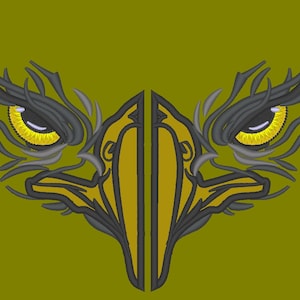 Puede incluir: Diseño bordado de la cara de un águila, con intensos ojos amarillos con pupilas negras y detalles intrincados. El diseño incluye un pico amarillo y está sobre un fondo verde oliva apagado.