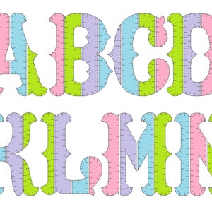 Può includere: Un set di lettere dell'alfabeto A, B, C, D, K, L, M ed N in un font in stile vintage. Le lettere sono fatte di strisce di tessuto in rosa, verde, blu e viola. Le strisce di tessuto sono cucite insieme per creare un effetto patchwork.