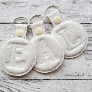 Especial Puffy Puff espuma forma redonda Llavero pestaña a presión Monograma A-Z en el aro ITH llavero bolsa mochila etiqueta máquina diseños de bordado 4x4