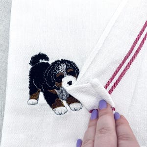 Lindo cachorro de perro de montaña bernés jugando, mamá, toalla de cocina, mascota, animal, niños, diseños de bordado a máquina, proyecto ITH simplemente en el aro