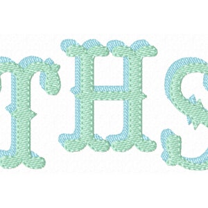 Könnte beinhalten: Gestickte Buchstaben "THS" in einem hellblauen und grünen Farbschema. Die Buchstaben sind in einer stilisierten Schriftart mit einem Vintage-Look.