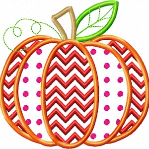 Puede incluir: Una calabaza naranja brillante con un patrón de chevron y lunares rosas. La calabaza tiene un tallo y una hoja verdes.