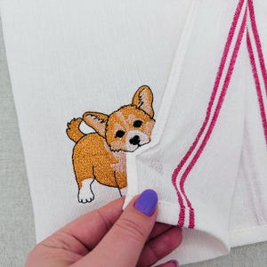 Könnte beinhalten: Eine weiße Keramik-Tasse mit schwarzem Henkel und dem Text "But First, Coffee" in schwarzer, fetter Schrift. Die Tasse steht auf einer Holzoberfläche. Die Tasse ist 10 cm hoch.