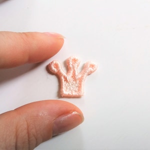 Lilla prinsessan MINI-kronor 2 typer FSL fristående spets, mikrobitar små kronor spets maskinbroderimönster ring 4x4 diadem tiara flicka