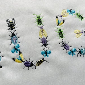 Spring BUGS Font buggy alfabeto letras mayúsculas monograma máquina bordado diseños fuente BX para niños fuente de 2.5" insecto polilla abeja mariposa