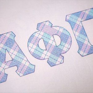 Peut inclure: Un design à carreaux bleus et violets des lettres grecques Alpha Phi Pi.