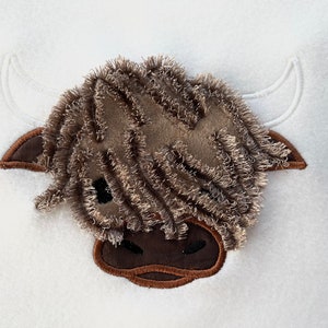 Grande mucca delle Highland con frange, mucca, ricamo a macchina, mucca rustica di razza scozzese, design con ricamo a macchina, soffice felpa con cappuccio con frange.